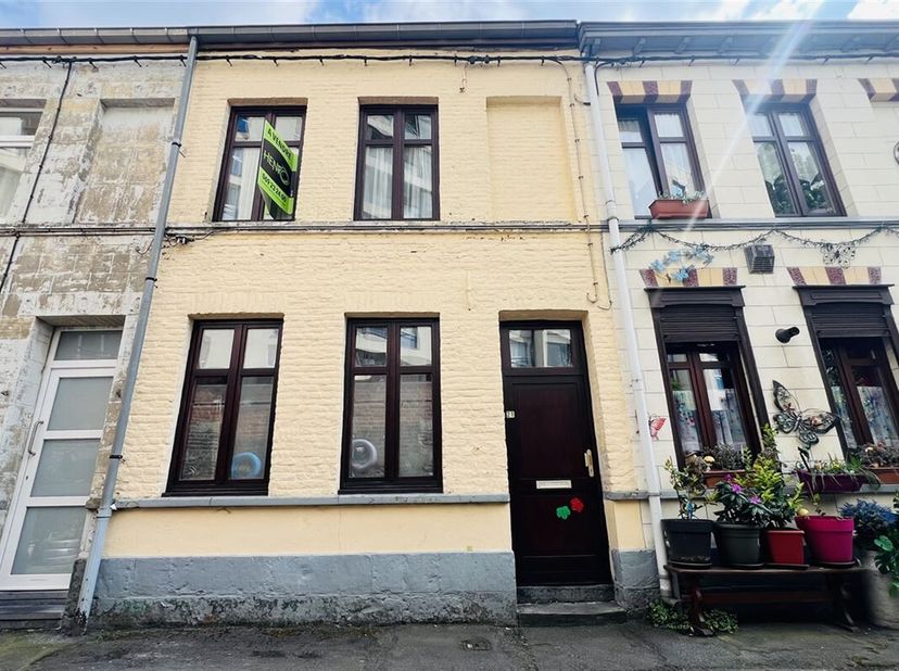 Située en plein centre-ville de Tournai, à deux pas de toutes les commodités (commerces, écoles, transports, proximité immédiate de la frontière), cet