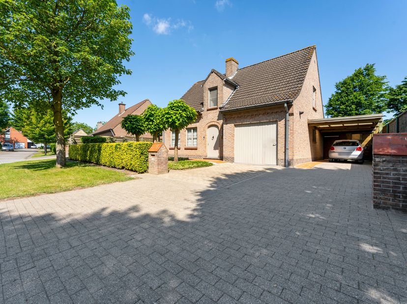 Alleenstaande villa te koop in Moorsele!!&lt;br /&gt;
Deze woning is gelegen op een toplocatie en heeft alles wat u nodig hebt. Voor de woning hebben we een