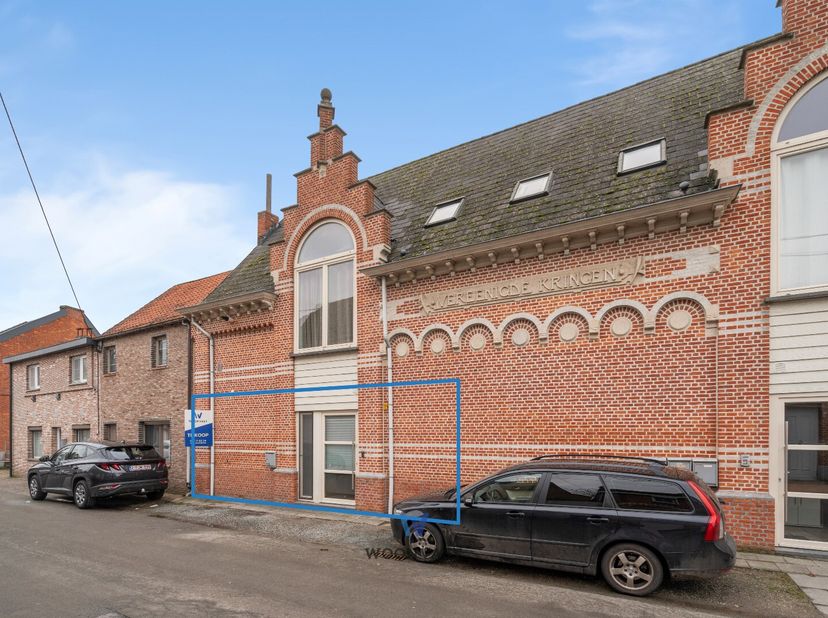 Op zoek naar een betaalbare woonst of een rendabele investering? Dit gelijkvloers appartement in Kastel is een uitstekende kans! Met een vraagprijs va