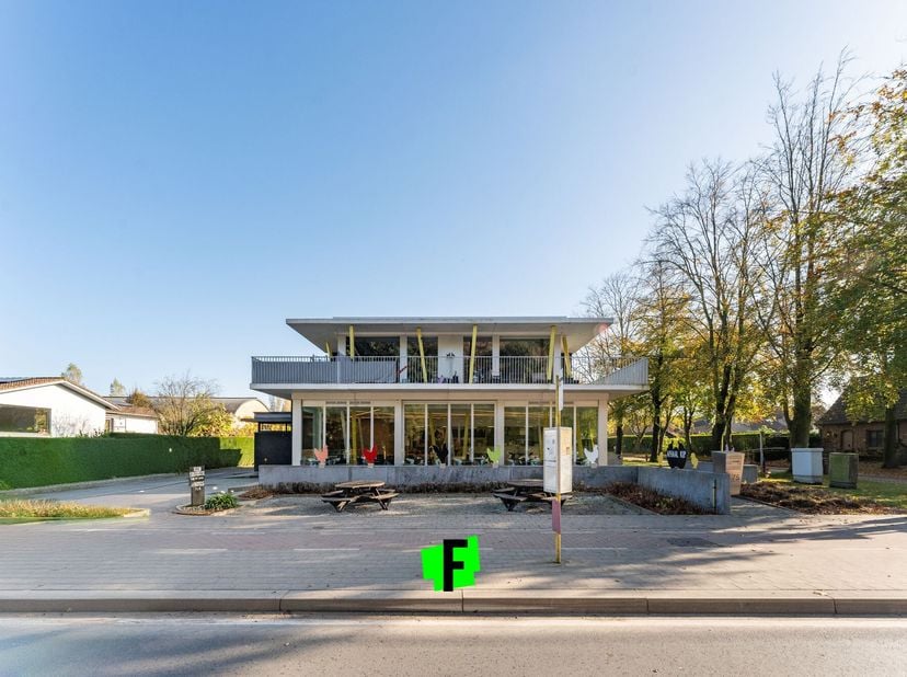 Langs de Woumenweg in Diksmuide bevindt zich deze unieke handels-/opbrengsteigendom. Door zijn uitstekende locatie geniet deze eigendom van een enorme