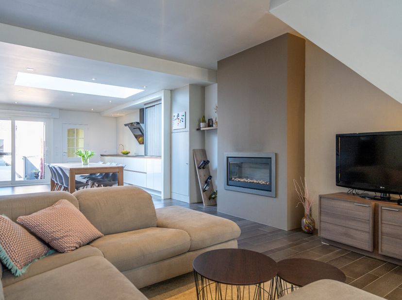 Stap binnen in deze charmante woning uit 1937, zo goed als volledig vernieuwd en aangepast aan het moderne comfort. De warme en uitnodigende sfeer voe