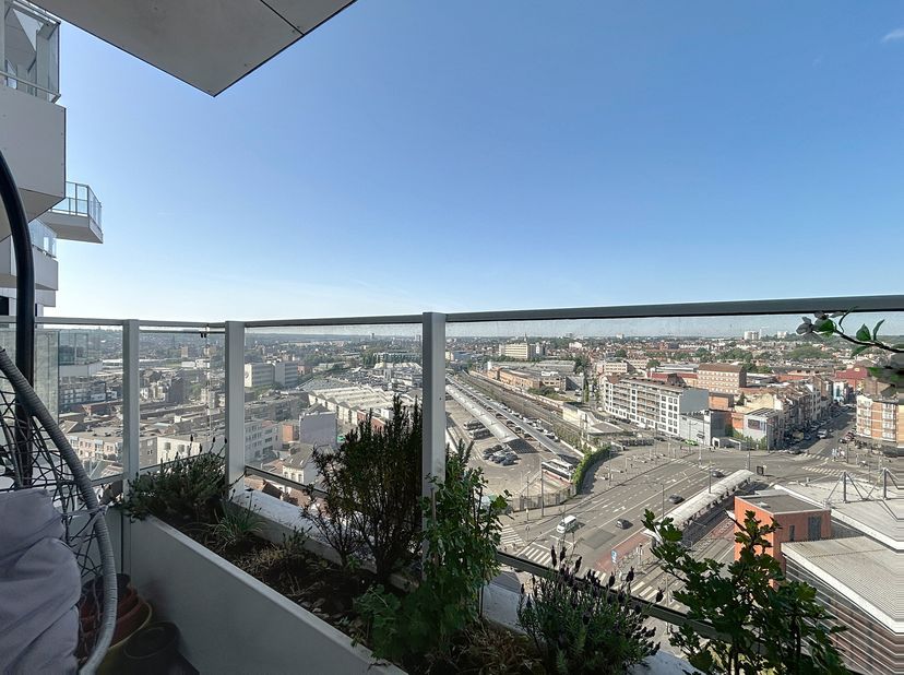 BRUSSEL - Prachtig 1 slaapkamer appartement van 64m² is gelegen op de 13de verdieping en biedt een fantastisch uitzicht over Brussel. Inclusief kelder