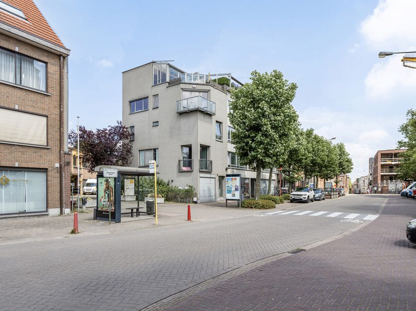 Dit huis wordt te koop aanboden aan het kerkplein in de Dorpstraat te Burcht - Zwijndrecht.  &lt;br /&gt;
Dit huis werd gebouwd in 2003 en heeft enkele verr