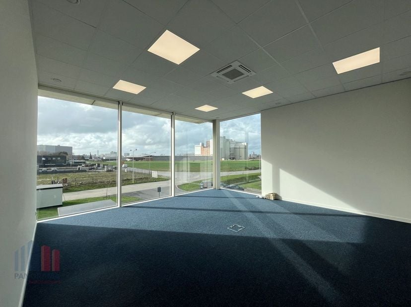 Bâtiment industriel récent (2018) fantastiquement situé, composé de 186 m² d&#039;espace de stockage combiné à 228 m² de bureaux à loué à proximité de la K