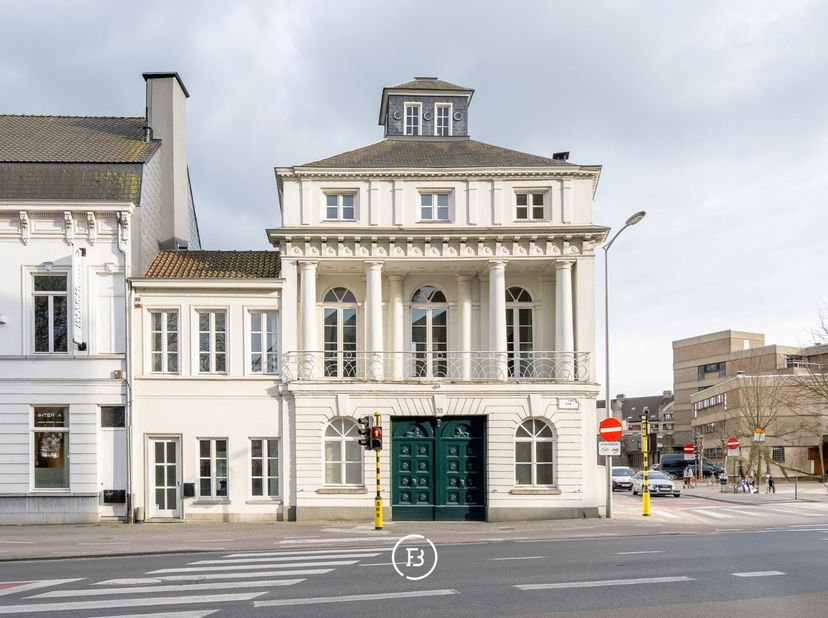 In het hart van Kortrijk vinden we deze indrukwekkende herenwoning, momenteel in gebruik als handelsruimte. Dankzij de uitstekende ligging en parkeerg