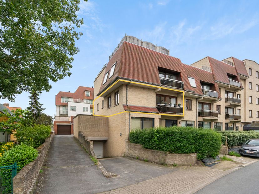 Ontdek dit prachtig gelegen appartement in Sint-Idesbald, op een steenworp van het centrum, de tram en het strand. Het appartement bevindt zich op de