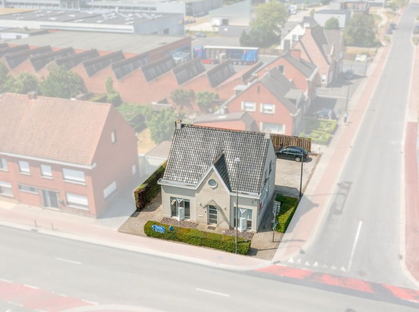 Op zoek naar een commercieel pand op een absolute toplocatie in Waregem?&lt;br /&gt;
Dit ruime handelspand biedt tal van mogelijkheden voor wie zichtbaarhei