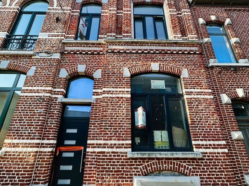 Idéal pour profession libérale, cabinet médical, bureaux - Charleroi - A louer Ensemble de 8 bureaux qui seront entièrement rénovés situés en plein cu