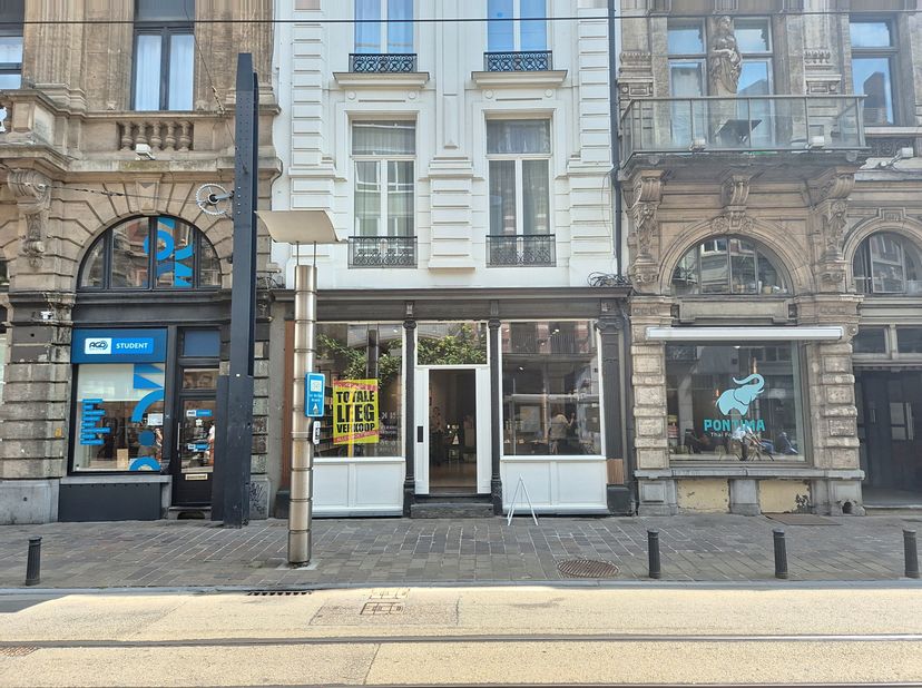 Dit modern en commercieel gelegen handelspand te huur bevindt zich op een toplocatie in Gent, op wandelafstand van de Korenmarkt en vlak bij Gent Zuid