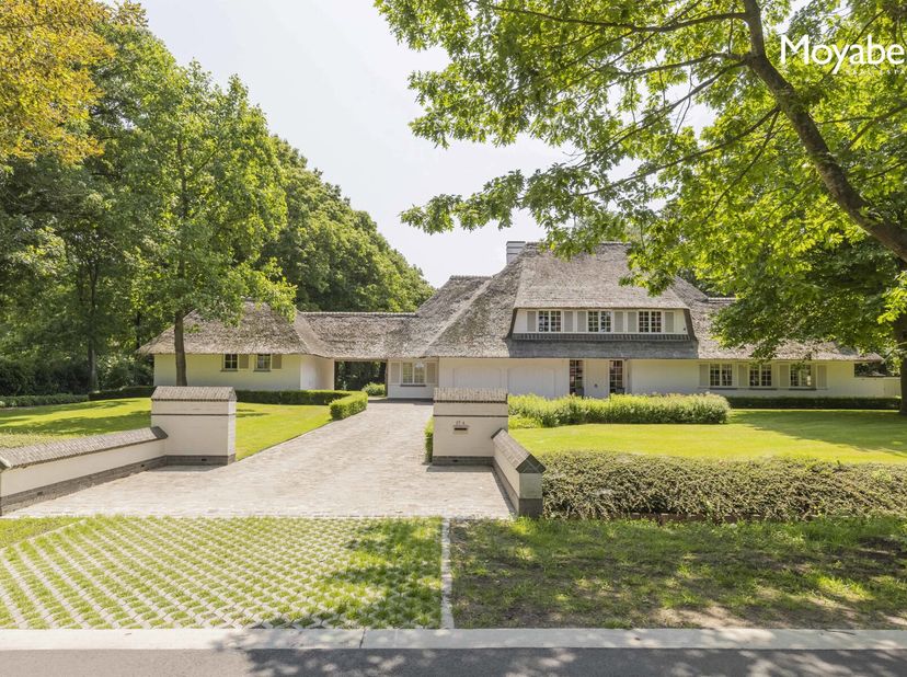 In het hart van het prestigieuze Scheutbos  een van de meest gegeerde locaties van Vlaanderen  bevindt zich deze unieke, rietgedekte villa uit 2000. M