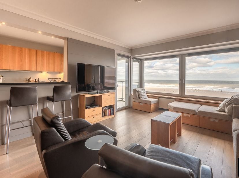 Spacieux appartement en bon état, situé sur la place Rubens, avec une vue frontale sur la mer depuis la cuisine et le salon. L&#039;appartement dispose d&#039;u