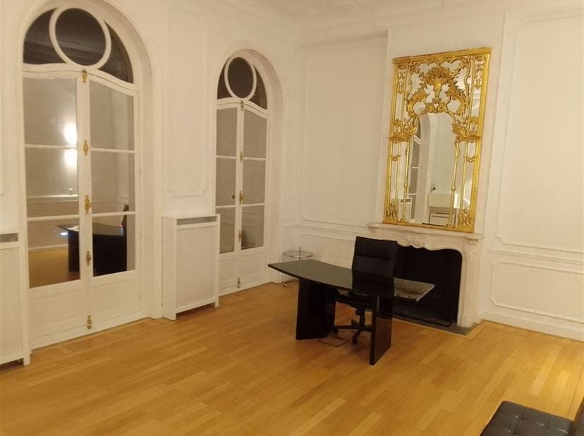 WINSTON CHURCHILL : deux splendides bureaux (+/- 25-30m²) à louer dans un magnifique hôtel de maître (loyer = 1290€/mois au rez-de-chaussée, et 1400€/