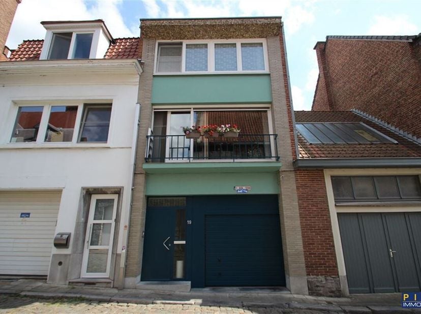 Impeccable maison de ville, en bel étage avec ascenseur, lumineux séjour (salon et salle à manger), cuisine équipée avec espace à manger (plans de tra