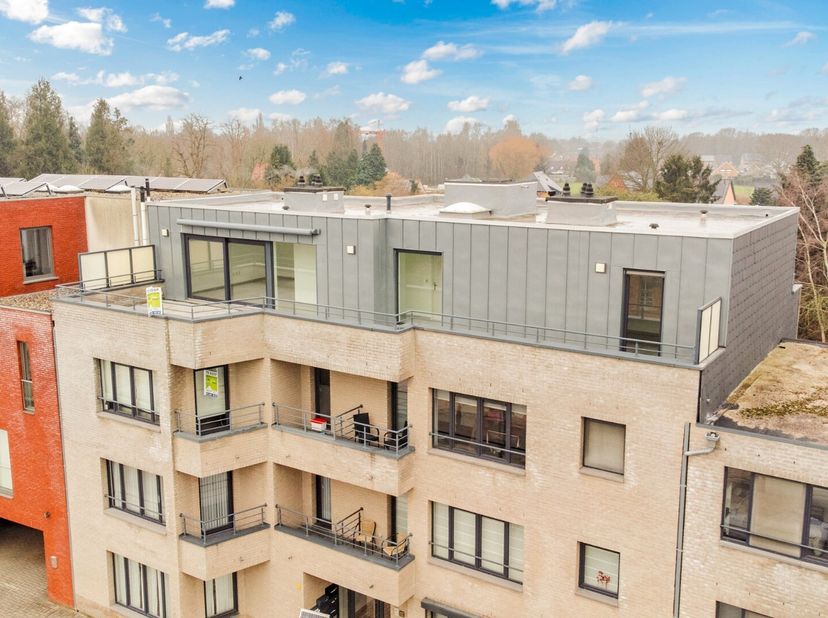 Dit prachtige penthouse/appartement op de 3de verdieping is gelegen in het hart van de Hasseltse deelgemeente Kermt, op slechts een 10-tal min van het