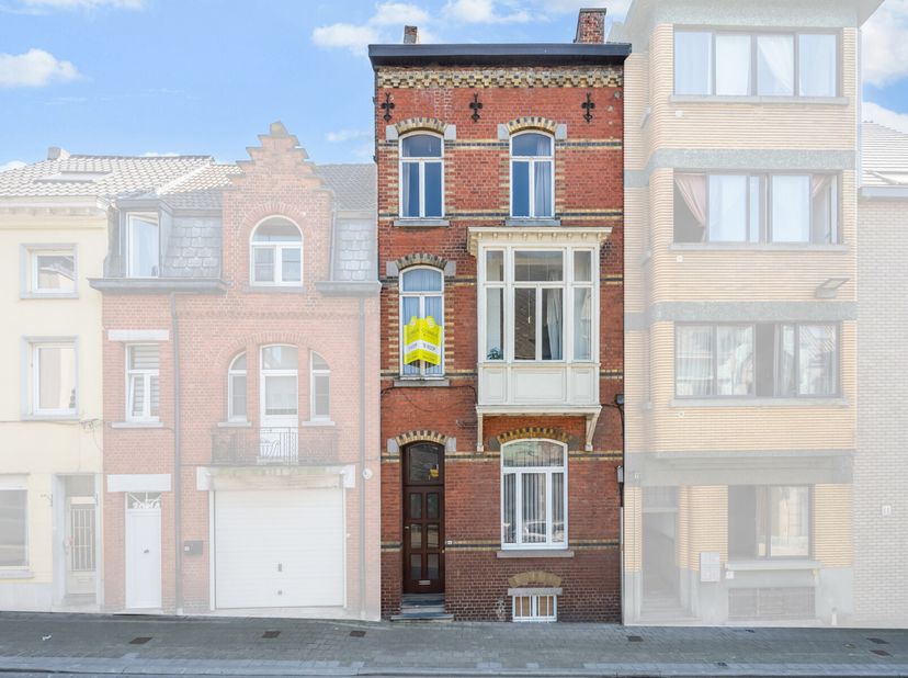 AUTHENTIEKE TE RENOVEREN STADSWONING MET TAL VAN MOGELIJKHEDEN&lt;br /&gt;
Ontdek de mogelijkheden van deze charmante woning in Geraardsbergen, gelegen op e