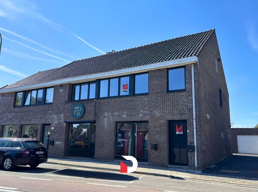 Een lichtrijk en modern volledig gerenoveerd appartement op de eerste verdieping in Beernem met private inkom. Het appartement is bereikbaar via een t