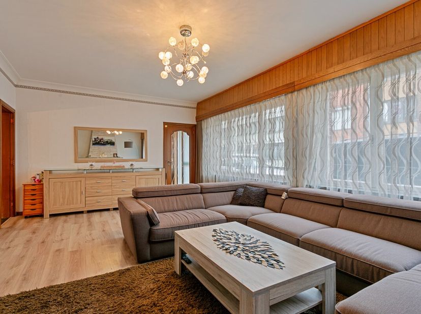 Deze woning is rustig gelegen aan de rand van het centrum, op wandelafstand van de winkelstraten en het station.  Vlotte verbinding naar de Zuiderring