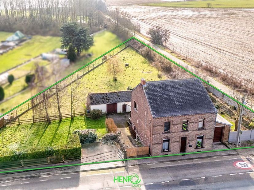 Située dans un secteur géographique très prisé dans la commune de Leuze, à deux pas de toutes les commodités (commerces, écoles) et à seulement 20 min