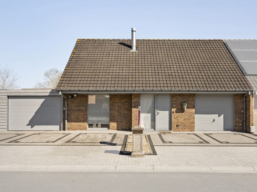 Deze afgewerkte halfopen woning met garage en ruime werkplaats is gelegen in een rustige wijk vlakbij het centrum van Staden.&lt;br /&gt;
De woning heeft vo