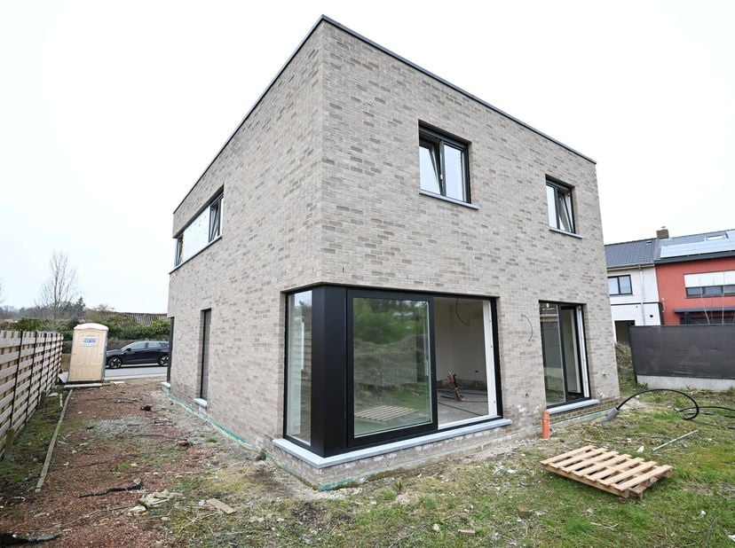 INDELING VAN DE WONING&lt;br /&gt;
GELIJKVLOERS&lt;br /&gt;
- Inkomhal- Gastentoilet- Leefruimte met open keuken- Trap naar boven- Berging/wasplaats- Carport&lt;br /