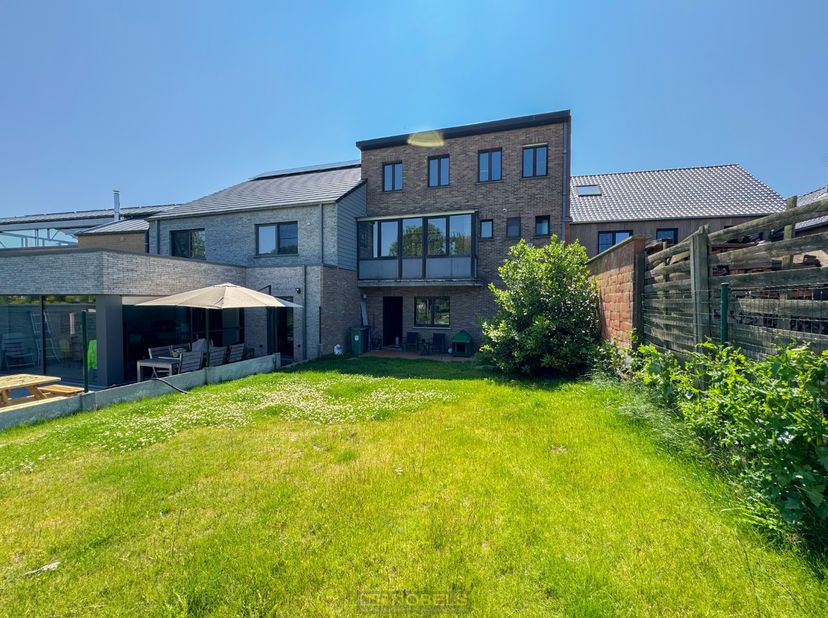 Op een RUSTIGE en LANDELIJKE LIGGING in het charmante Sint-Goriks-Oudenhove vinden we deze verzorgde BEL-ETAGE WONING met een bijzonder PRAKTISCHE IND