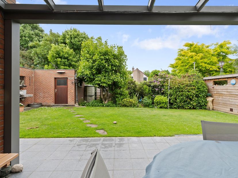In het centrum van De Pinte, meer bepaald de Eeuwfeestlaan, vinden we deze goed onderhouden, vrijstaande woning terug. In deze kindvriendelijke, resid