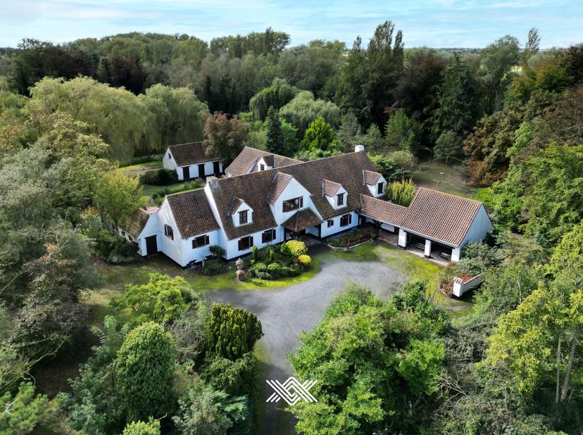 Dit authentiek landhuis met een rustige ligging en alle nodige privacy is gelegen op een perceel van maar liefst 36.448 m2 in een doodlopende zijstraa