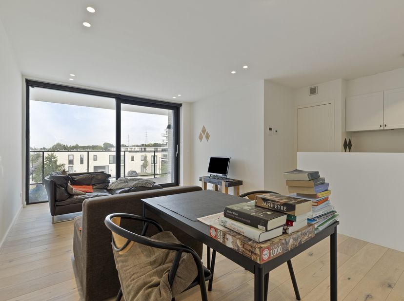 Dit prachtige, energiezuinige appartement van 67 m² biedt een comfortabele en moderne woonervaring. Met twee slaapkamers, een complete badkamer, onder