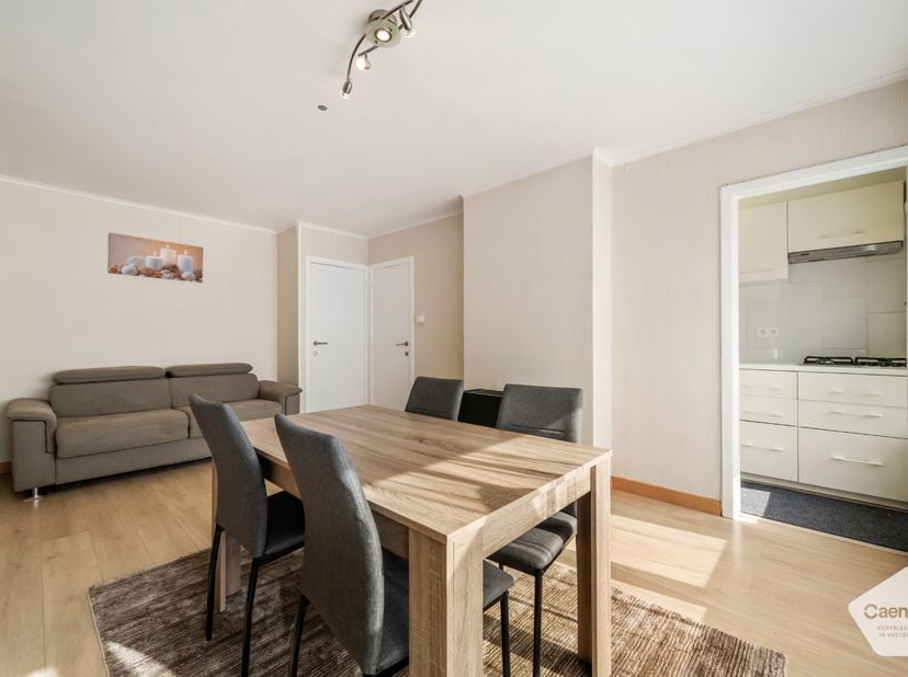 Deze studio, gelegen op het gelijkvloers, is makkelijk toegankelijk en bevindt zich op een toplocatie, dichtbij zowel het openbaar vervoer als het str