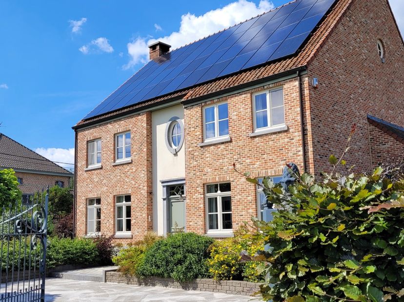 Cette propriété entièrement clôturée est accessible par un portail électrique à l&#039;avant et un portail manuel verrouillable à l&#039;arrière.&lt;br /&gt;
La maiso