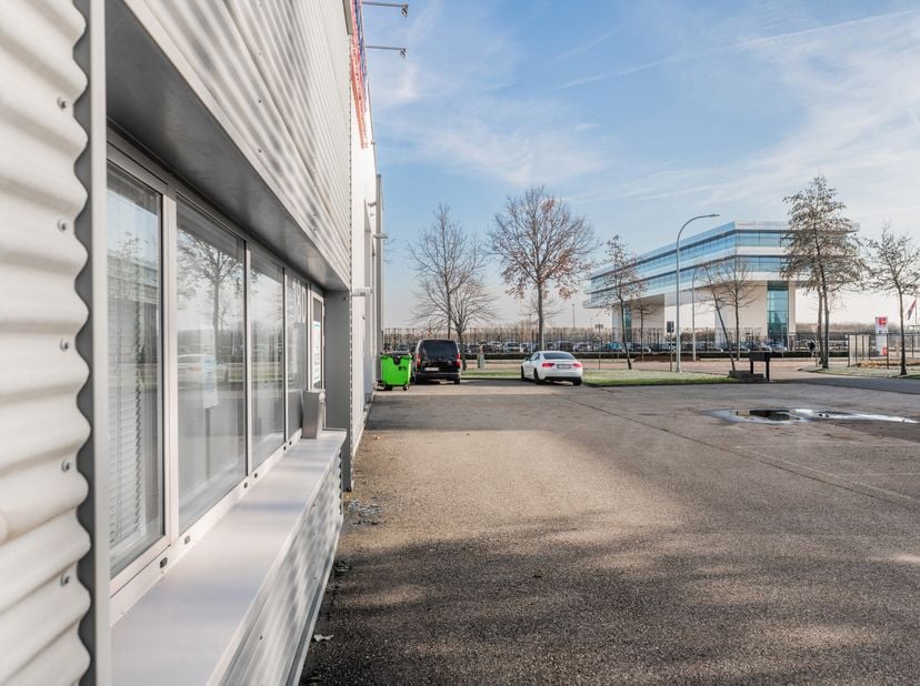 Deze moderne kantoorruimte beschikt over een netto vloeroppervlakte van 145 m² en is gelegen in industriezone &quot;De Zaat&quot; in Temse. De burelen werden re