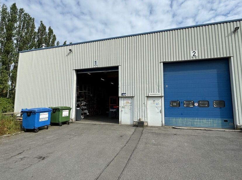 579m² magazijn met 244m² kantoren&lt;br /&gt;
Ligging: vlot bereikbaar via E19 (Antwerpen-Brussel)&lt;br /&gt;
Specificaties magazijn: 6m vrije hoogte, sectionaal