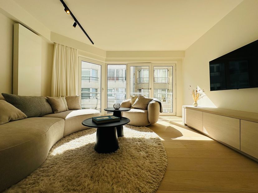 Volledig gerenoveerd 2-slaapkamer appartement in een kleine residentie in het Zoute.&lt;br /&gt;
&lt;br /&gt;
Indeling: inkomhal met vestiairekast en apart toilet