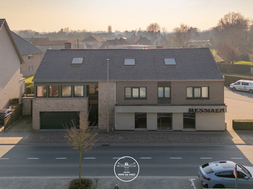 LOCATION :&lt;br /&gt;
Cette spacieuse habitation avec espace commercial est située dans un emplacement de premier choix dans le centre commercial de Zulte,