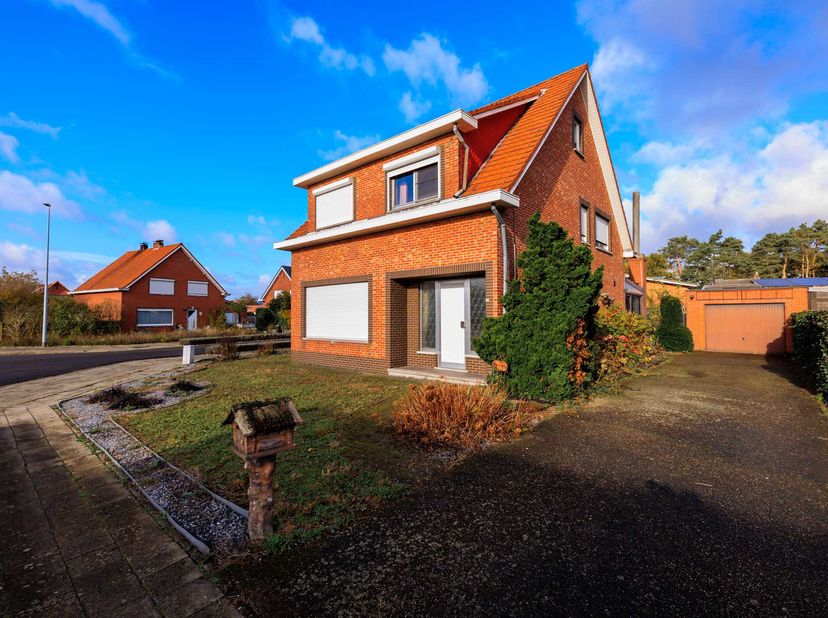 TE RENOVEREN WONING MET GEZELLIGE TUIN  &lt;br /&gt;
  &lt;br /&gt;
Zeer goed en rustig gelegen te renoveren woning op een perceel van 6a 10ca.  &lt;br /&gt;
Ligging: D