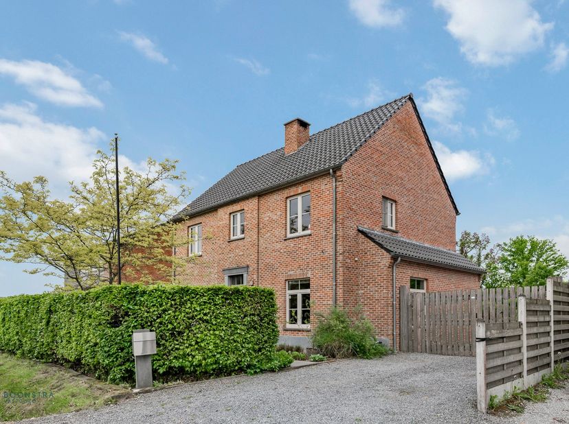 Op een uitstekende locatie te Schriek bevindt zich deze stijlvolle en energiezuinige woning met 5 slaapkamers, ruime garage 65 m² en grote kelder op e