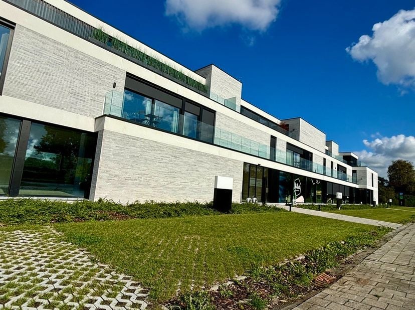Luxueuze commerciële ruimte of kantoor van 219 m² met perfecte zichtbaarheid!&lt;br /&gt;
&lt;br /&gt;
Door de ideale ligging, tussen de R4 en de E17, en de uitst