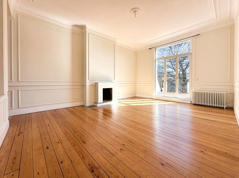 IXELLES, à proximité de la place Brugmann et de toutes les commodités, charmant APPARTEMENT (3ch/2sdd) triplex de caractère avec terrasse situé au deu