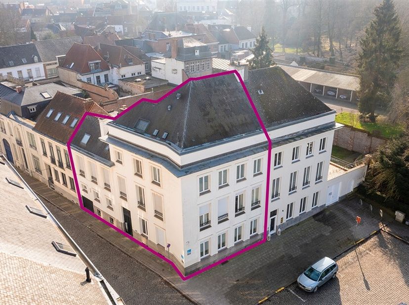 Idéalement situé dans l&#039;hyper centre historique, voici un ensemble immobilier rare offrant de nombreuses possibilités privées, professionnelles et/ou