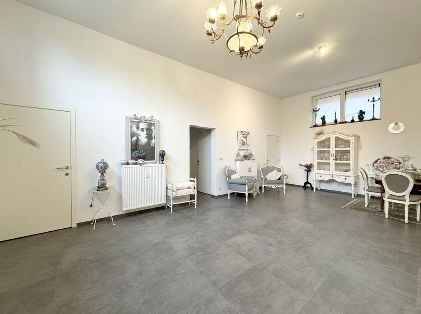 BIESMEREE, mooie BEGANE GROND (2CH/1SDB) van ongeveer 146 m² gelegen in een klein condominium. Het bestaat uit een inkomhal, een apart toilet, een gro
