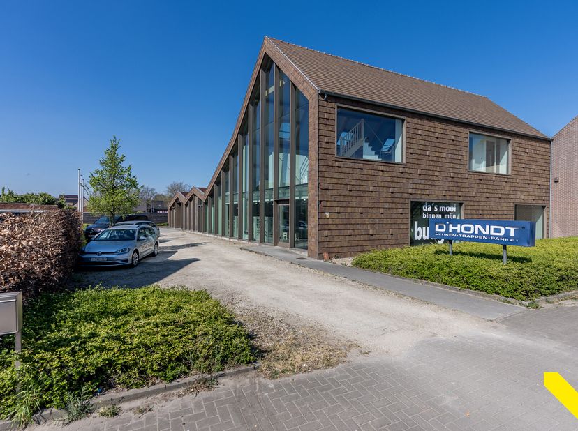 Commercieel gebouw met veel mogelijkheden en toplocatie!&lt;br /&gt;
Zeer gunstig gelegen vlakbij de fly-over van Geel naar Westerlo, vinden we dit veelzijd