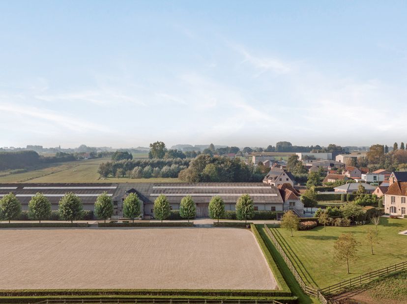 Uniek domein met prachtig landhuis, ontworpen door architect François Van Damme, bestaande uit een inkomhal, living, een high-end afgewerkte leefkeuke