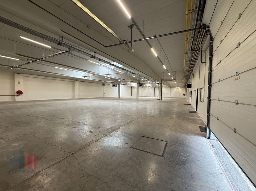 Espace d&#039;entrepôt situé au sommet avec une surface spacieuse de 2 005 m² de stockage ou d&#039;atelier combinée à 669 m² de bureaux récemment rénovés et éq