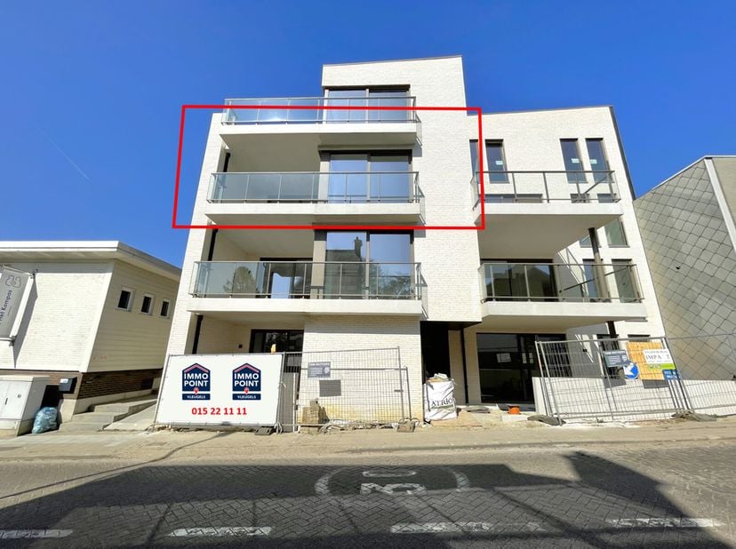 RESIDENTIE DE MONTY - TWEEDE VERDIEPING&lt;br /&gt;
Inkomhal met gastentoilet. Lichtrijke leefruimte 41 m² met open keuken voorzien van ijskast, keramisch k
