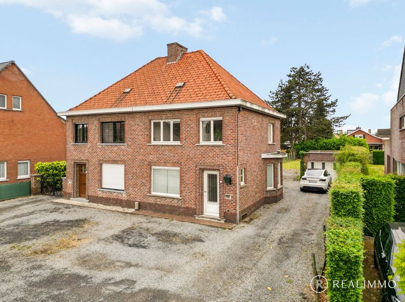 Ontdek deze charmante halfopen woning met renovatiemogelijkheden, ideaal gelegen in een rustige straat in het hart van Zulte. De kindvriendelijke omge