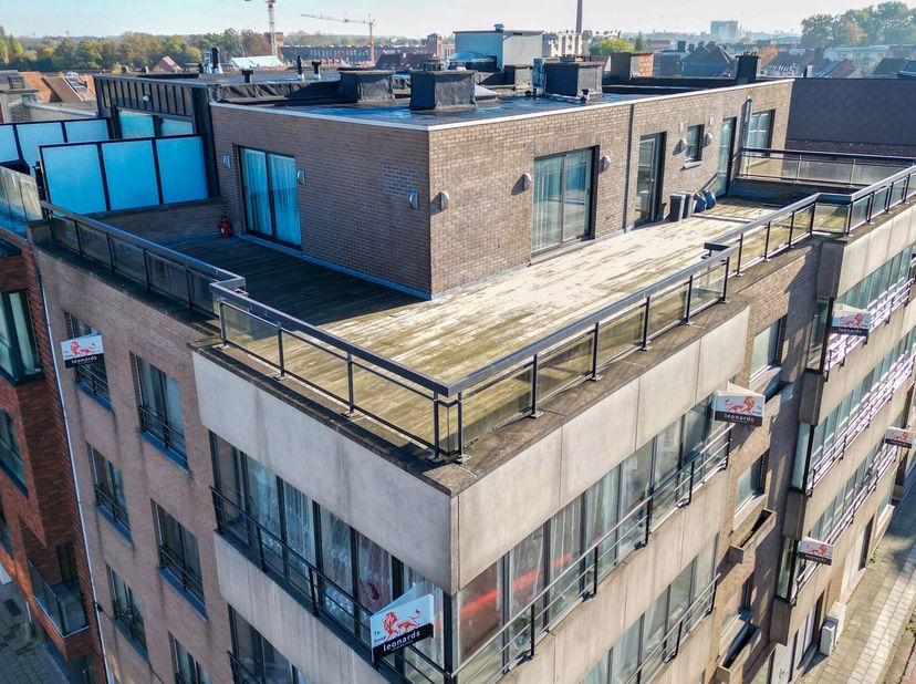 Gelegen op de vierde verdieping langs de Gentsesteenweg, vindt u dit prachtige appartement dat alles biedt voor wie op zoek is naar comfort en een uit