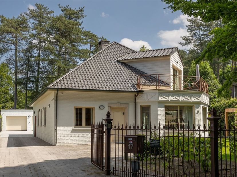 Villa moderne avec 4 chambres spacieuses, 2 salles de bains, 2 garages et 2 terrasses ensoleillées près du centre de Heide-Kalmthout.&lt;br /&gt;
Dans un qu
