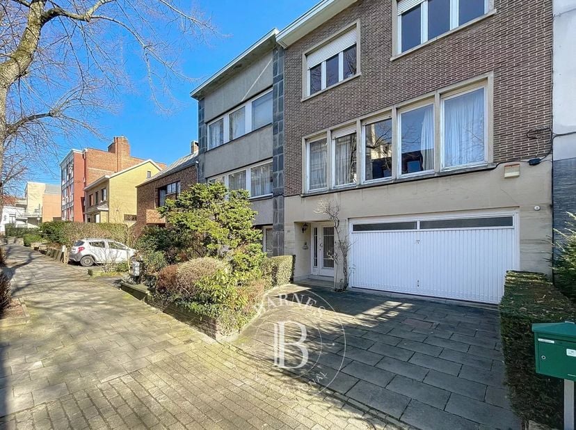 Barnes vous propose une maison familiale à rafraîchir située dans le Centre d&#039;Uccle. D&#039;une superficie totale de 341m2 et sur un terrain de 2 ares 25,