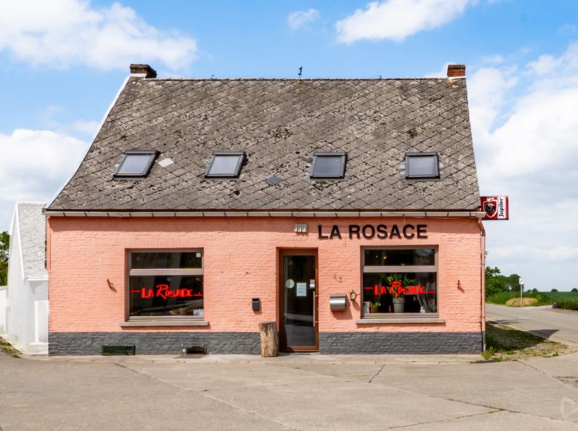 À vendre à Ormeignies : maison de commerce avec café aménagé, cour et appartement indépendant.&lt;br /&gt;
Le rez-de-chaussée se compose dun café en activit