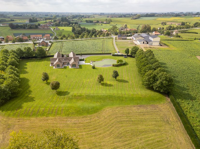 Cette villa magnifiquement située sur près de 2 hectares est située à la périphérie de Geluwe, au calme et entourée de prairies. Dès que vous franchis